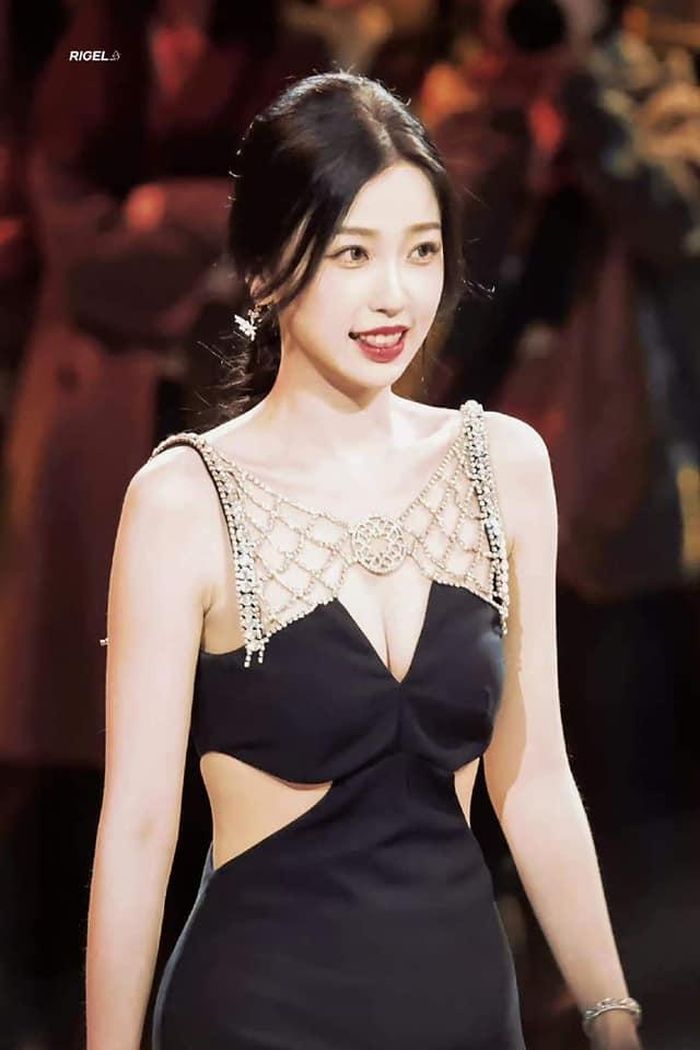 Gần đây nhất trong đêm hội Weibo, Ngu Thư Hân khiến cư dân mạng bất ngờ khi diện hai bộ váy hở bạo. Nữ diễn viên sinh năm 1995 không dùng trang phục này đi thảm đỏ gây tiếc nuối. Tuy nhiên, nhiều khán giả cho rằng ê-kíp đã có sự tính toán kỹ càng. Những trang phục cắt xẻ sâu ở ngực sẽ gây bất tiện cho người mặc nếu không may gặp sự cố trên thảm đỏ hoặc rơi vào góc máy nhạy cảm. Bên cạnh đó, không ít ý kiến cho rằng ê-kíp đã chỉnh sửa hình ảnh quá đà, đời thực trên thảm đỏ và ảnh do phòng làm việc đăng tải lộ rõ sự chênh lệch.
