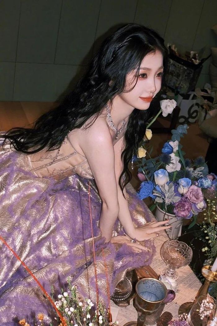 Tại thời kỳ Cbiz đang chuyển giao thế hệ, Ngu Thư Hân là một trong những gương mặt nổi bật được kỳ vọng làm nên chuyện. Cách đây 2 năm, cô được đề cử "Nữ diễn viên được yêu thích nhất" tại Lễ trao giải Kim Ưng và nhận nhiều dự án phim lớn sau thành công của Thương Lan quyết như Tiên kiếm kỳ hiệp 6, Vân Chi Vũ.