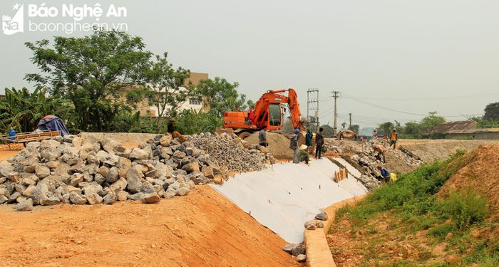 Thi công tuyến đường ven sông Lam tại thị trấn Đô Lương. Ảnh: Hoàng Vĩnh 