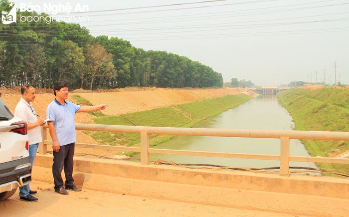 Sông Đào (hệ thống Thủy lợi Bắc Nghệ An) được đơn vị thi công đẩy nhanh tiến độ để bảo đảm dẫn nước từ Bara Đô Lương phục vụ sản xuất. Ảnh: Hoàng Vĩnh