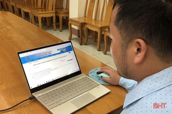 Người tham gia dự thi trả lời các câu hỏi dưới hình thức trắc nghiệm.