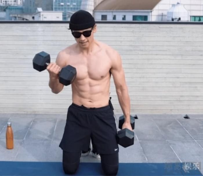  Bi Rain được biết đến với chế độ tập luyện và ăn kiêng cũng như vóc dáng cân đối. 