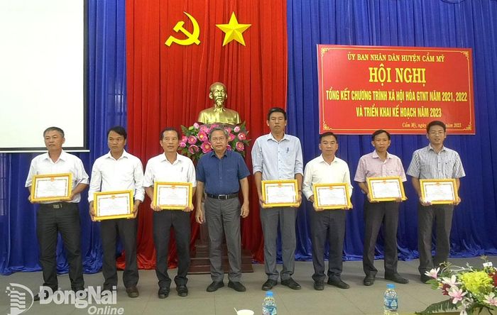 Khen thưởng các tập thể và cá nhân có thành tích xuất sắc trong công tác xã hội hóa giao thông nông thôn năm 2021-2022.