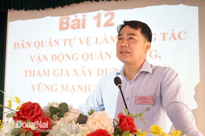 Thí sinh Trần Hoàng Sự, Chính trị viên Ban Chỉ huy quân sự xã Vĩnh Thanh tham gia phần thi thực hành giảng bài tại hội thi