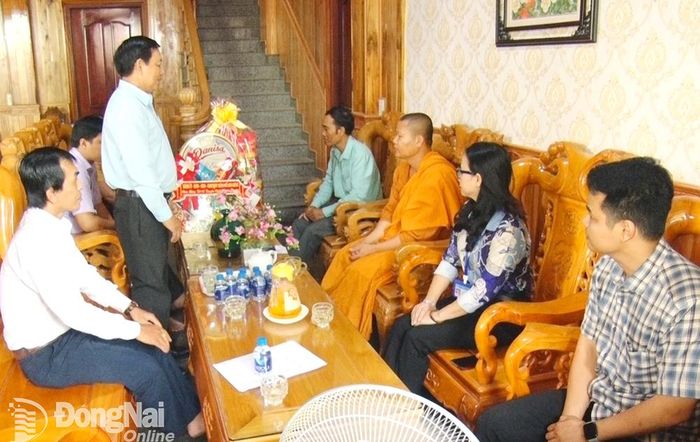Đoàn lãnh đạo TP.Long Khánh thăm, chúc Tết Chol Chnam Thmây tại Hoa Sơn Tự