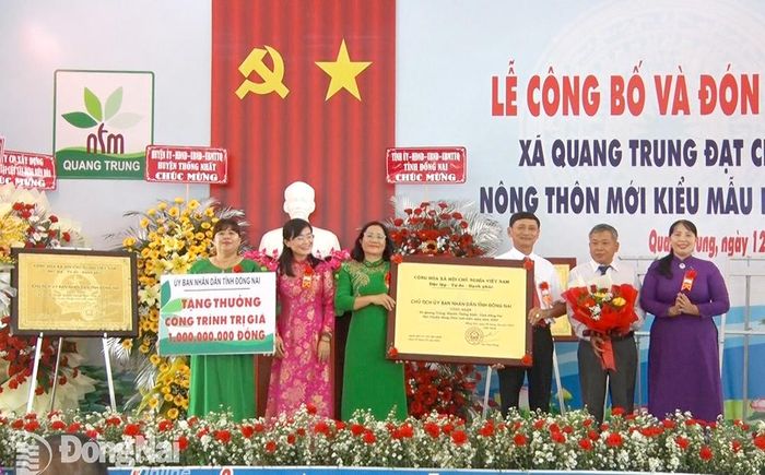 Bà Lê Thị Thái- Chủ tịch Hội LHPN tỉnh trao bằng công nhận xã đạt chuẩn nông thôn mới kiểu mẫu của UBND tỉnh cho tập thể Đảng bộ và chính quyền xã Quang Trung