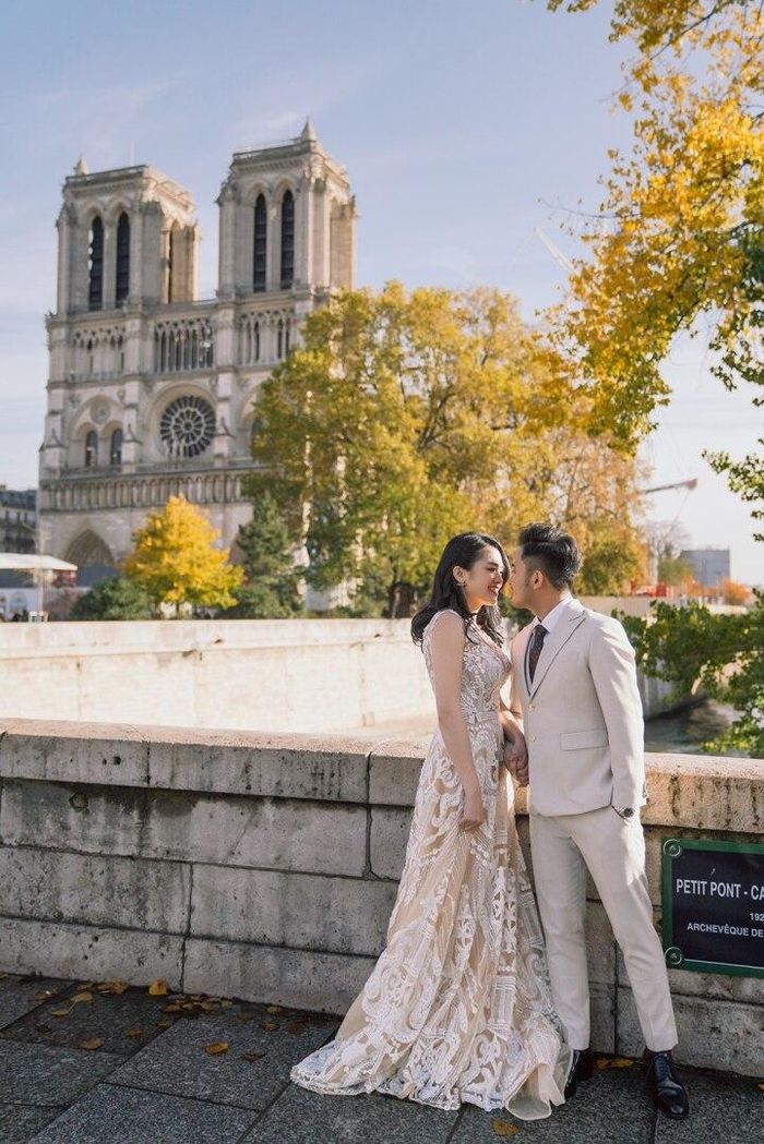 Bốn chiếc váy cô dâu Như Ý diện trong bộ ảnh cưới đều được thực hiện thủ công rất tinh xảo, tiêu tốn hơn 800 giờ chế tác.