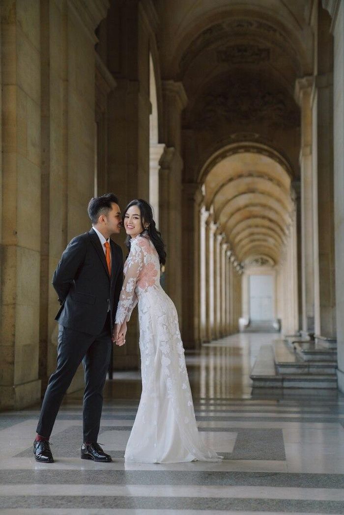 Bộ hình cưới của Như Ý - Ngọc Anh được thực hiện tại các địa danh nổi tiếng nhất Paris như tháp Eiffel, bảo tàng Louvre, nhà thờ Đức Bà, cầu Alexandre-III…