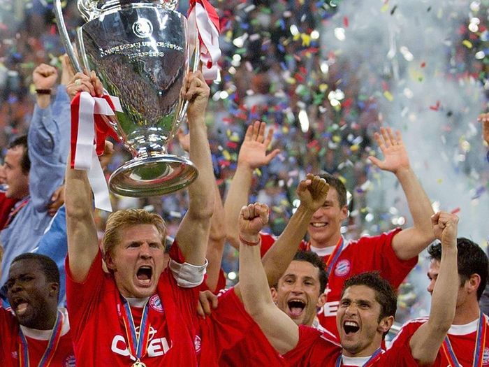  Lên đỉnh cao sự nghiệp với chiếc cúp vô địch Champions League mùa hè 2001. 