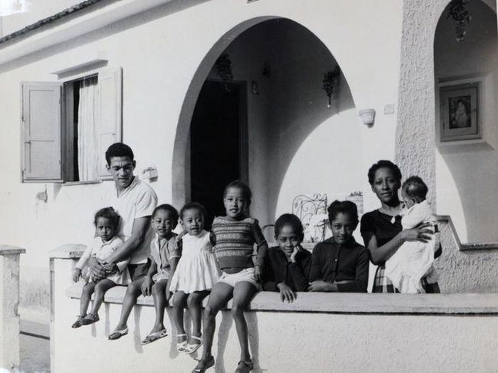 Garrincha và vài trong số những người con chính thức của ông trong một bức ảnh chụp năm 1963