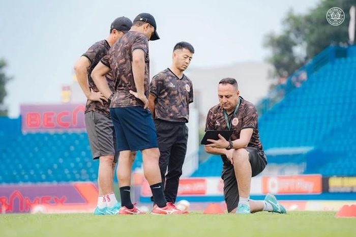 HLV Paulo Foiani (phải) tạm thoát khỏi áp lực ở Công an Hà Nội. Ảnh: CAHN FC