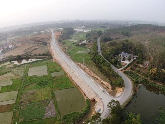 Đường liên vùng kết nối đường Hồ Chí Minh với quốc lộ 70B, quốc lộ 32C đi Yên Bái đang được các nhà thầu thi công đảm bảo tiến độ đề ra.