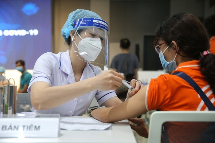  Tiêm vắc xin cho trẻ. Ảnh minh họa: hanoimoi.com.vn 