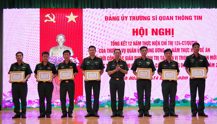 Thủ trưởng nhà trường trao thưởng tặng các tập thể và cá nhân tiêu biểu.