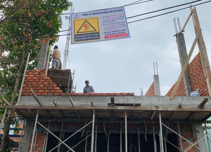 Hiện trường một công trình xây dựng dễ xảy ra sự cố phóng điện được Điện lực Đà Nẵng cảnh báo.
