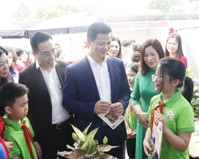 Học sinh Bắc Ninh giới thiệu sách với các vị đại biểu.