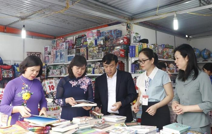 Chủ tịch UBND tỉnh Bắc Ninh - Nguyễn Hương Giang (ngoài cùng bên trái) thăm quan các gian trưng bày sách.