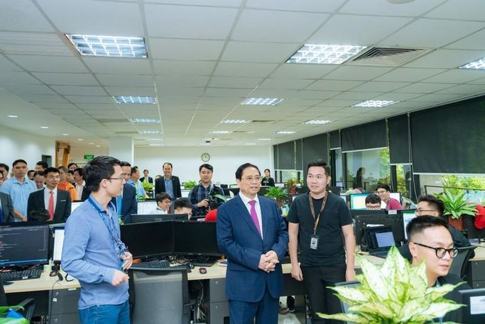 Thủ tướng thăm các phòng chức năng của FPT.