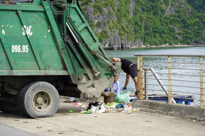 Lý giải điều này, Ban Quản lý vịnh Hạ Long cho biết, phần lớn phao xốp này do các hộ dân nuôi trồng thủy sản xả ra biển trong quá trình tháo dỡ, di dời các lồng bè. Thời gian qua, các địa phương của Quảng Ninh đã huy động nhân lực, phương tiện, ra quân kiểm soát, xử lý nghiêm những hộ nuôi trồng thủy sản tự phát, gây ô nhiễm môi trường, mất an toàn giao thông đường thủy.