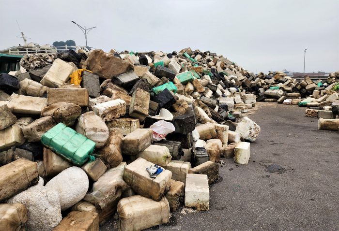 Rác thải đa số là các loại phao xốp trôi nổi trên vịnh nhiều ngày nay được lực lượng chức năng trục vớt.