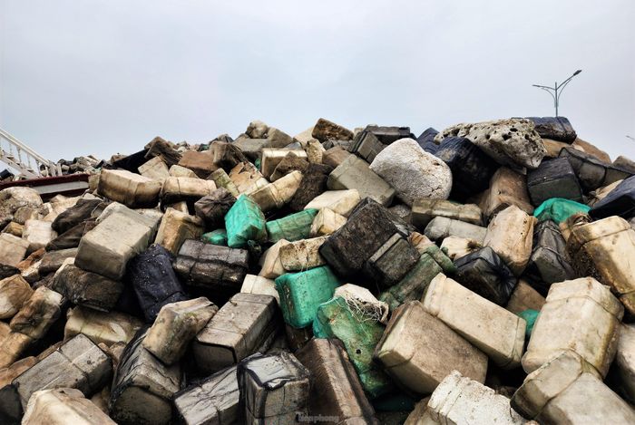 Số lượng rác thải được tập kết tại đây chất đống, các xe xử lý môi trường chuyên dụng phải hoạt động liên tục để vận chuyển rác thải đi xử lý.