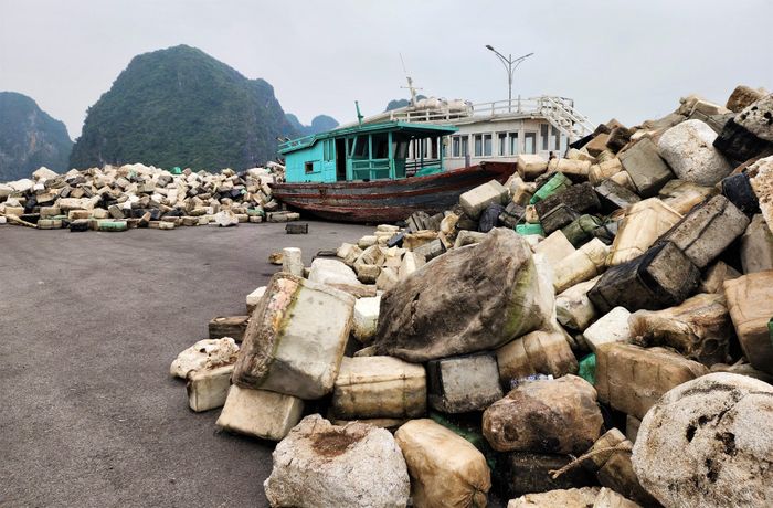 Như Tiền Phong đã phản ánh, hơn một tháng nay, vịnh Hạ Long ngập tràn rác thải là các loại phao xốp. Tùy theo thủy triều và hướng gió, rác sẽ xuất hiện nhất định trong một khoảng thời gian và vị trí. Có nhiều khu vực rác tập trung rộng cả ngàn mét vuông mặt nước. Tình trạng rác thải trôi nổi trên mặt vịnh không những gây ô nhiễm môi trường, gây mất an toàn giao thông đường thủy mà còn gây bức xúc cho khách du lịch, ảnh hưởng đến uy tín của khu di sản.