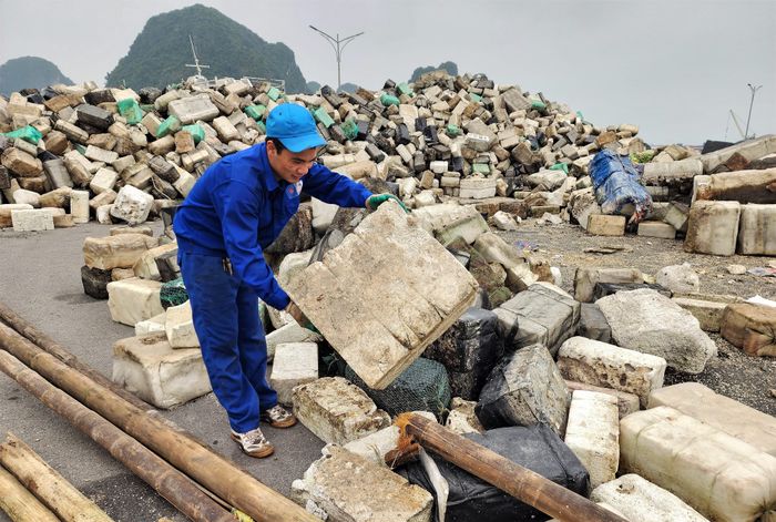 Một nhân viên thu gom rác tại đây cho biết, rác quá nhiều, mỗi ngày có khoảng 15 chuyến xe liên tục vận chuyển rác về nhà máy. Trước đây mỗi ngày chỉ có một chuyến nhưng số lượng rác cần xử lý không đáng kể.