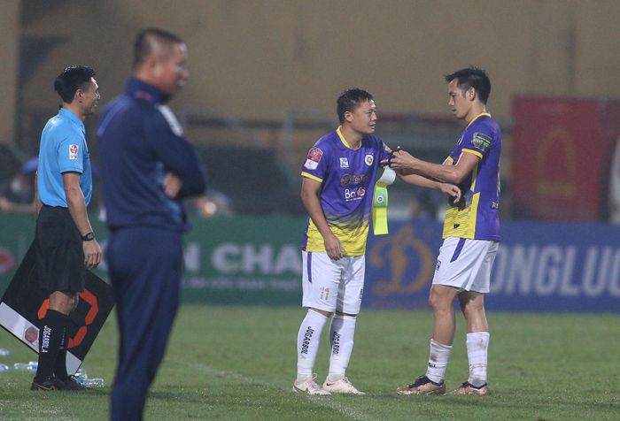 Văn Quyết rời sân trước khi trận đấu kết thúc. Anh trao băng đội trưởng cho "lão tướng" Thành Lương. Nói về cột mốc 100 bàn thắng của mình, Văn Quyết cho biết anh rất vui khi làm được điều này nhưng đây là công sức của cả tập thể. Hà Nội tiếp tục tập trung cho từng trận đấu ở mùa giải 2023.