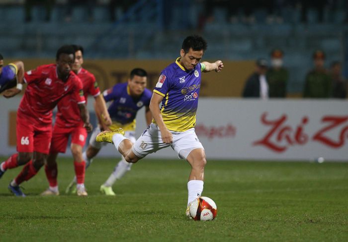 Ngay ở phút đầu trận Hà Nội vs Hải Phòng (vòng 6 V-League), Văn Quyết đã lập công sau khi sút phạt 11m thành công.