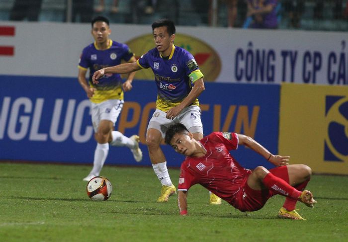 Phút 37, Lucao đánh đầu chiến thuật mở ra cơ hội cho đội trưởng Văn Quyết băng xuống dứt điểm hiểm hóc, nâng tỉ số lên 2-0 cho Hà Nội FC.