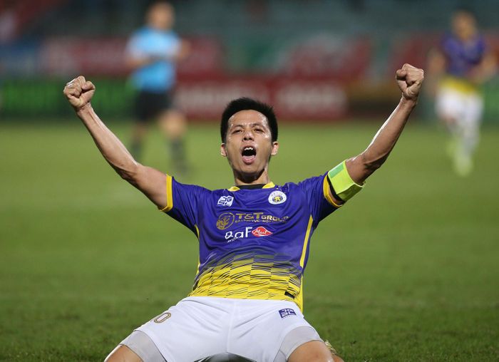 Tiền đạo số 10 ăn mừng bàn thắng thứ 100 của mình ở V-League trong màu áo CLB Hà Nội. "Phong cách của Văn Quyết đã nói lên tất cả. Tôi không cần phải nói thêm gì nữa. Đó là người thủ lĩnh của đội và tôi rất tự hào khi được làm việc với Văn Quyết. 100 bàn thắng ở V-League là cột mốc không dễ dàng, nhưng cậu ấy sẽ tiếp tục ghi bàn. Đó là phần thưởng xứng đáng cho tài năng và sự nỗ lực", HLV Bozidar Bandovic hết lời khen ngợi Văn Quyết.