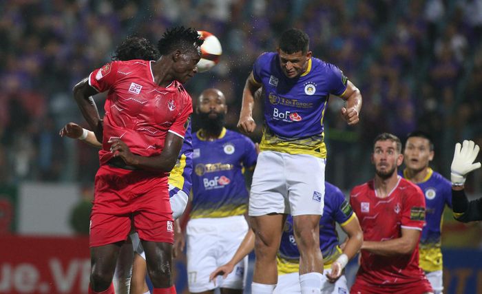 Với thế trận áp đảo, Lucao ấn định chiến thắng 3-0 cho Hà Nội.