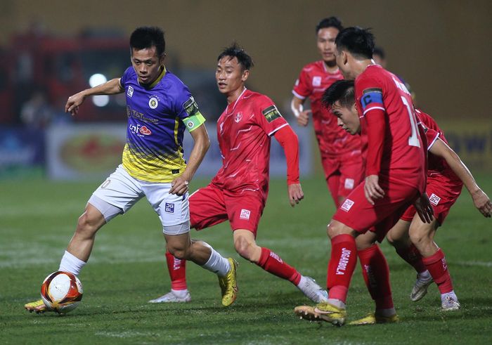 Văn Quyết luôn là linh hồn trong lối chơi của đội bóng Thủ đô. Mỗi khi tiền đạo số 10 có bóng, anh được nhiều cầu thủ Hải Phòng "chăm sóc".