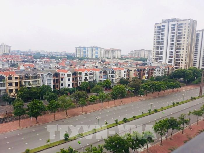  Thị trường bất động sản không chỉ bị ảnh hưởng bởi "làn sóng" khó khăn chung mà còn vấp phải những vướng mắc đặc thù riêng của Thủ đô. Ảnh: Minh Nghĩa – TTXVN