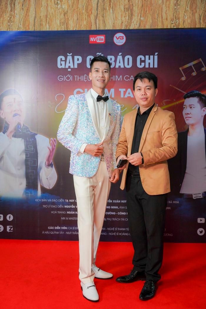 Đạo diễn Tạ Huy Cường (bên phải) người thành công với nhiều dự án nghệ thuật Việt