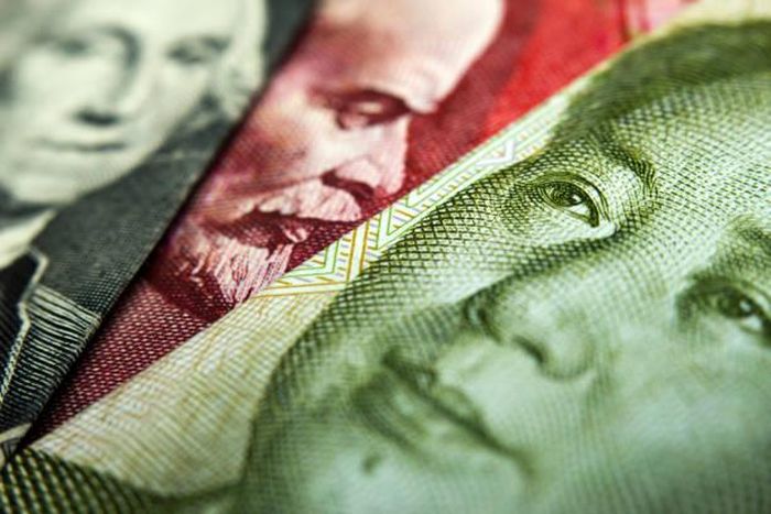 Trong lúc này, nhiều quốc gia trên thế giới đã nhận ra “bài học kinh nghiệm” từ Nga. Lo ngại bị trừng phạt, họ đã giảm bớt sự phụ thuộc vào đồng Đô la Mỹ và bắt đầu chuyển sang giao dịch bằng đồng Nhân dân tệ cũng như một số ngoại tệ mạnh khác.