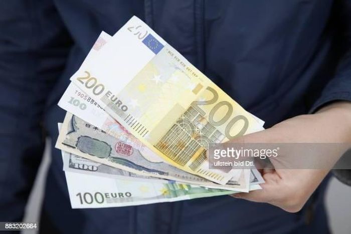 "Nhiều quốc gia ngày nay đang cố gắng hình thành một hệ thống tiền tệ quốc tế đa dạng hơn, USD sẽ vẫn là đồng tiền thống trị, nhưng tầm quan trọng và vị thế quốc tế của nó sẽ dần suy giảm", tờ báo Trung Quốc viết.