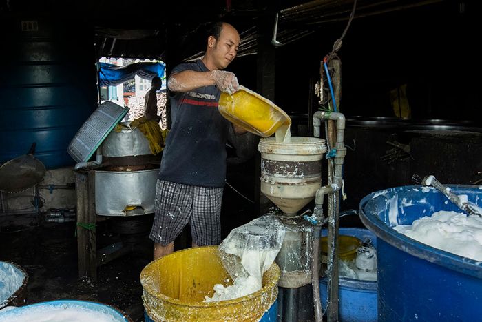  Hạt đậu nành được ngâm trong nước nhiều giờ đến khi nở ra. Sau đó, đậu nành nở được cho vào cối xay để lấy nước cốt. 