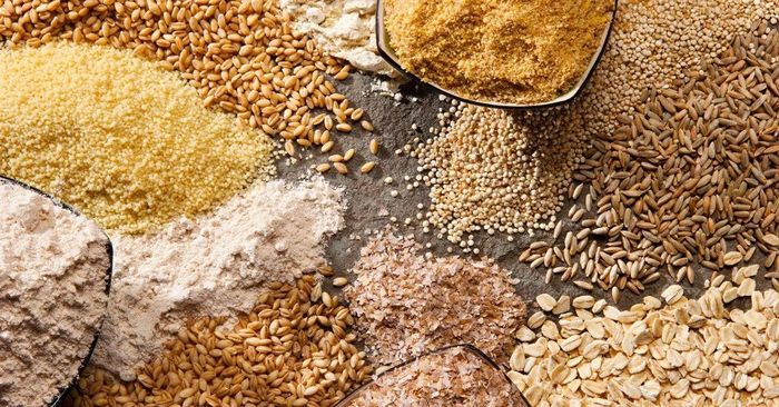 Ngũ cốc nguyên hạt có thể được đưa vào món salad hoặc súp trong bữa ăn hàng ngày. Ảnh: Healthline.