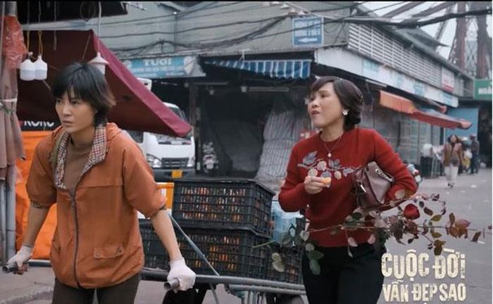 Luyến ngày ngày đi kéo hàng nuôi mẹ và trả nợ.