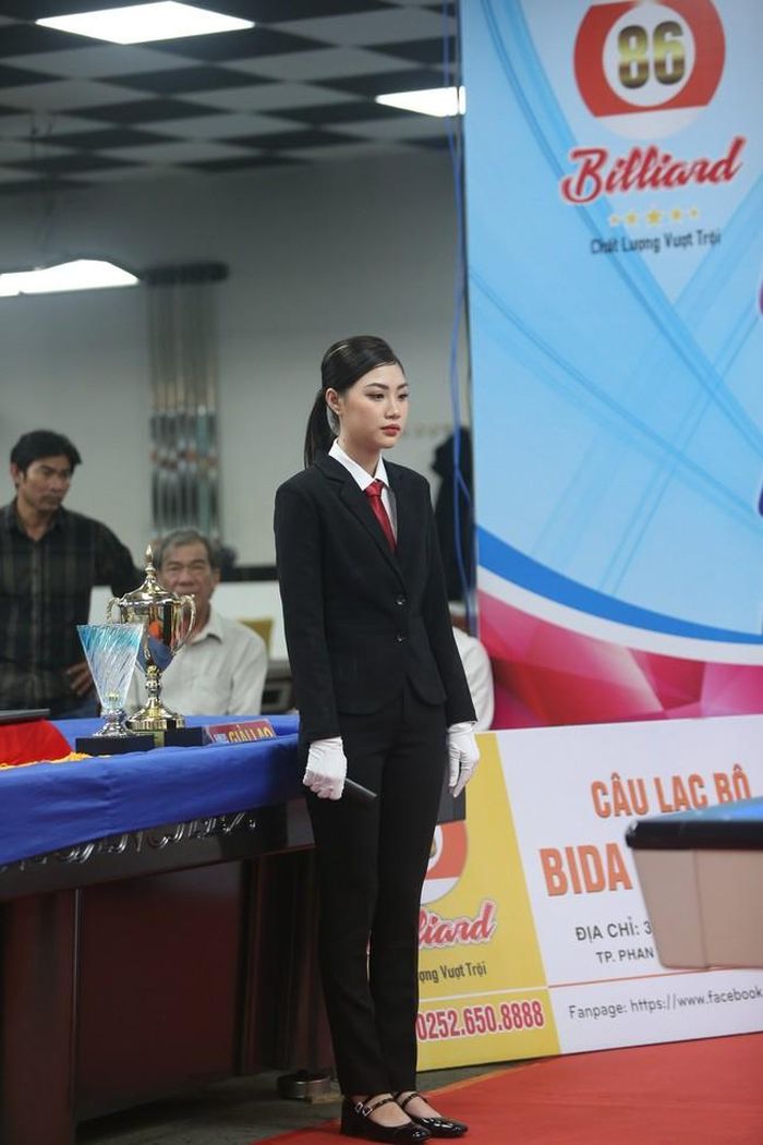 Cô là một người chơi billiard phong trào ở thể loại libre (tự do) và pool (lỗ). Dù vậy, Hồng Hà cho biết cô không khỏi hồi hộp khi lần đầu tiên khoác lên bộ vest, thực hiện vai trò của một trọng tài.