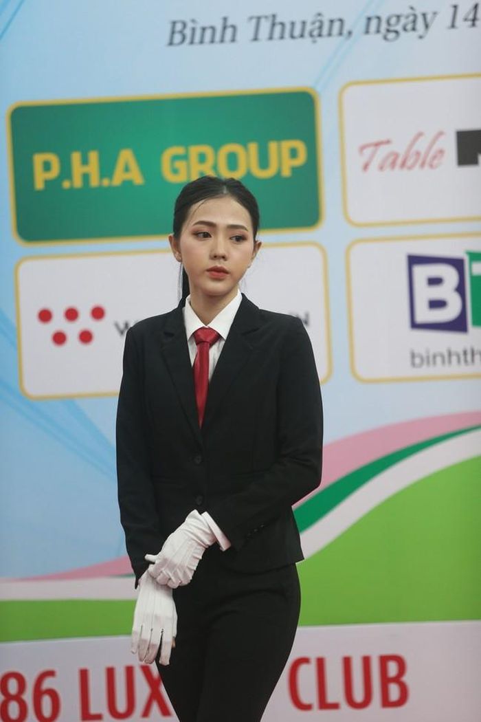 Nhan sắc gây chú ý nhất là Trần Thị Thanh Thảo. Nữ trọng tài 24 tuổi sở hữu làn da trắng, khuôn mặt nhỏ nhắn với đôi mắt to tròn.