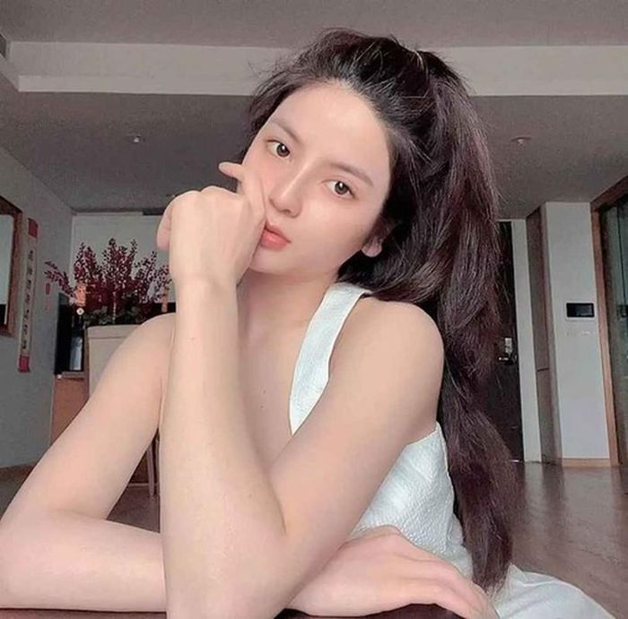 Hành động của Chu Thanh Huyền nhanh chóng khiến dân mạng bàn luận sôi nổi. Đặc biệt là các fan của Quang Hải, hầu hết đều cho rằng cô nàng đang gây ảnh hưởng xấu cho nam tiền vệ.