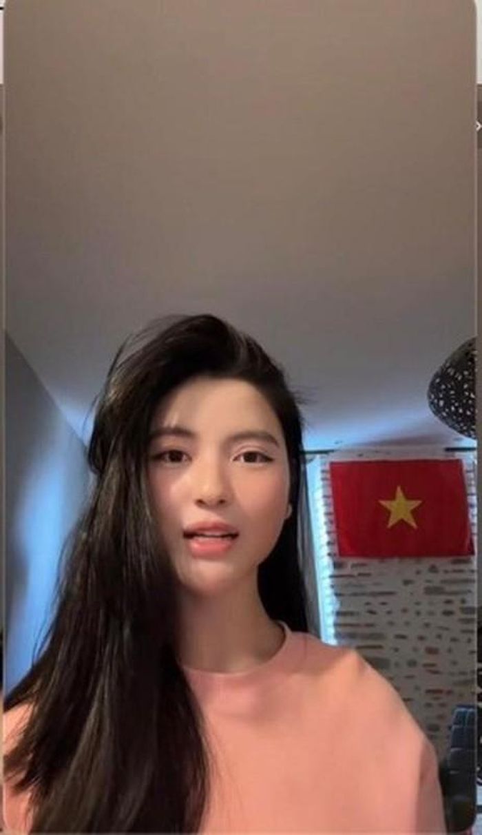 Đây là khoảng thời gian thử thách của Quang Hải, cần phải tập trung vào thi đấu, không ngừng cải thiện phong độ của bản thân. Vậy nhưng, anh lại thoải mái đi dạo phố cùng bạn gái tại Pháp.
