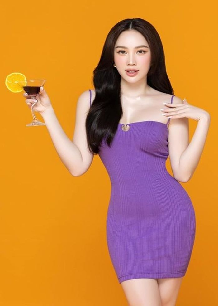 Bảo Thy chuộng mặc trang phục bó sát hoặc hở eo giúp tôn vòng hai con kiến.