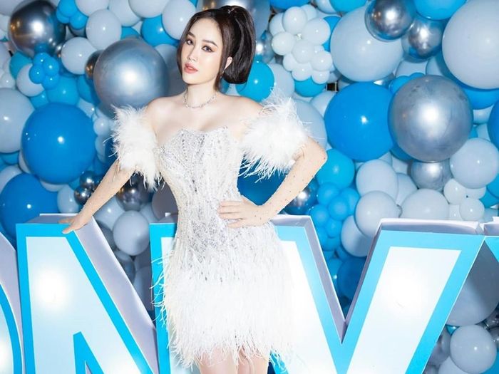 Sinh ra trong gia đình giàu có, sau đó lấy chồng đại gia, Bảo Thy luôn tự chủ về tài chính nhờ kinh doanh, ca hát.