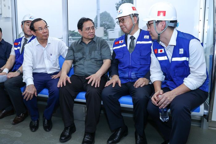 Thủ tướng Phạm Minh Chính trực tiếp trải nghiệm đoàn tàu (Ảnh: VGP).