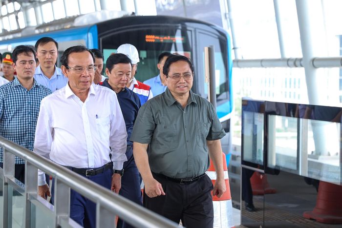 Thủ tướng đã khảo sát, tham dự buổi chạy thử nghiệm đoàn tàu metro từ ga Rạch Chiếc đến ga Bến xe Suối Tiên (Ảnh: VGP).