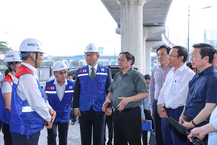 Thủ tướng trao đổi với nhà thầu thi công tại hiện trường dự án (Ảnh: VGP).
