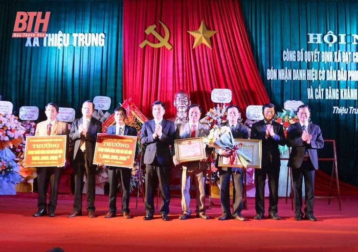 Thừa ủy quyền Chủ tịch UBND tỉnh, lãnh đạo huyện Thiệu Hóa trao quyết định Công nhận xã Thiệu Trung đạt chuẩn nông thôn mới kiểu mẫu.